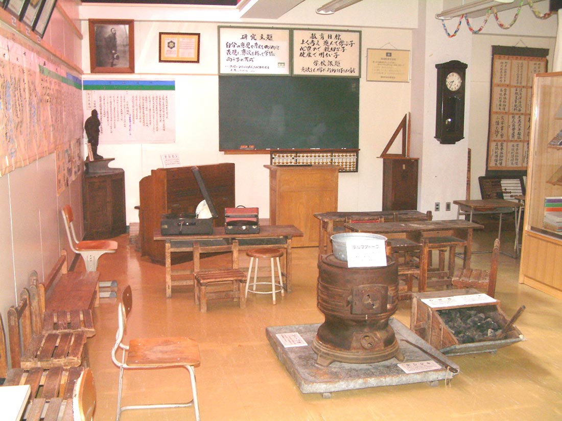 むかしの教室を復元した写真